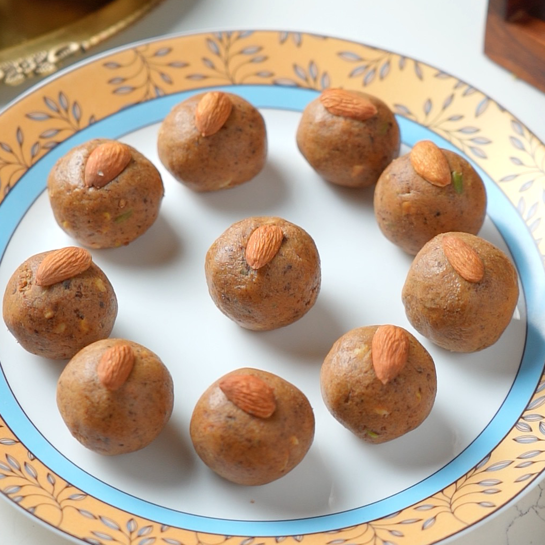 Gondh ke Laddu